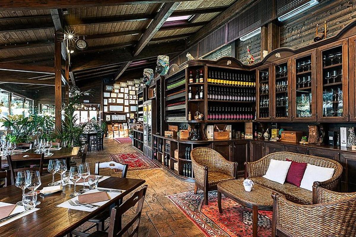 un restaurant amb taules i cadires i prestatges d'ampolles de vi