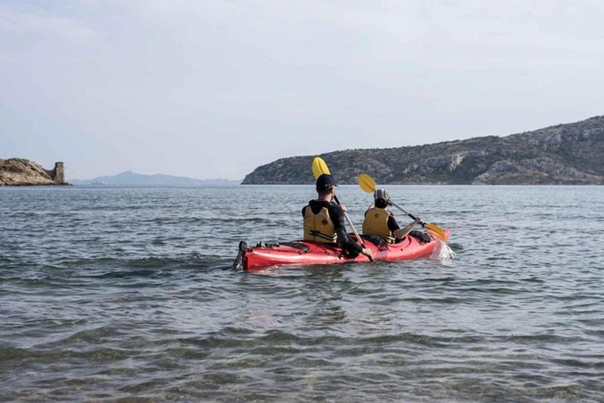 dua orang dalam kayak merah di dalam air