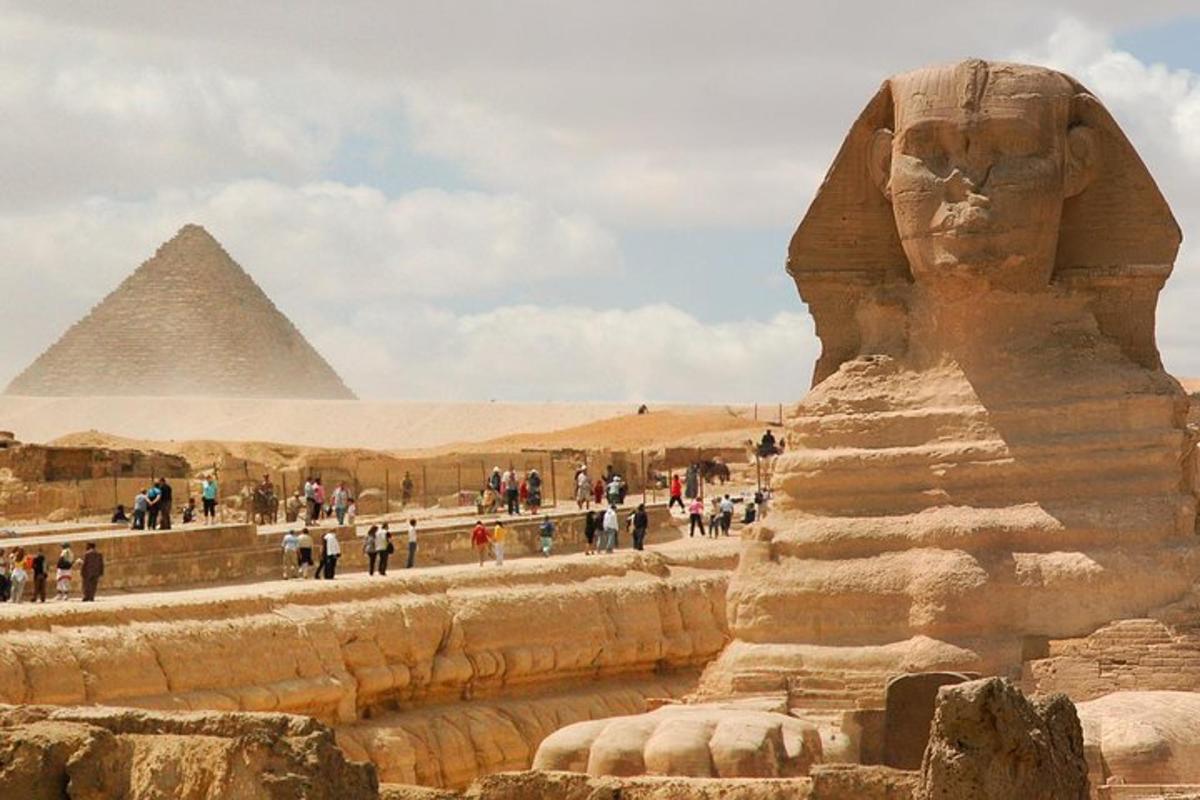 skupina lidí procházejících se kolem pyramid