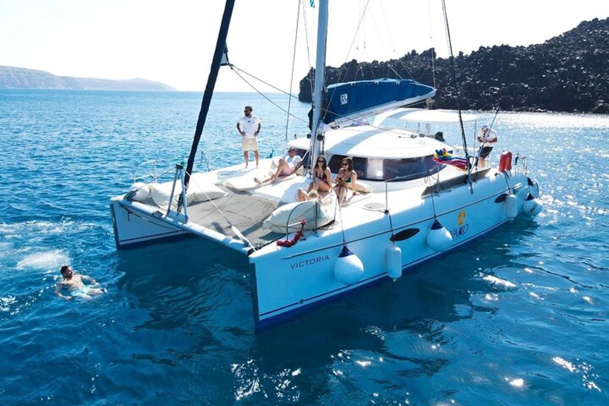 un gruppo di persone sedute su una barca a vela in acqua