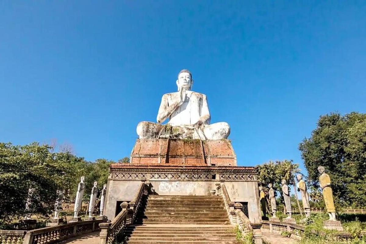 una statua di un uomo seduto in cima ad alcune scale