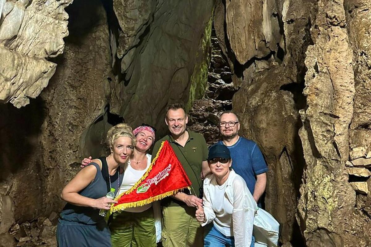 un grup de oameni care stăteau într-o peșteră ținând în mână un zmeu