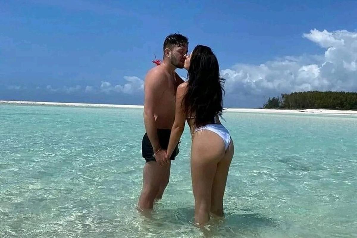 een man en een vrouw staan in de oceaan