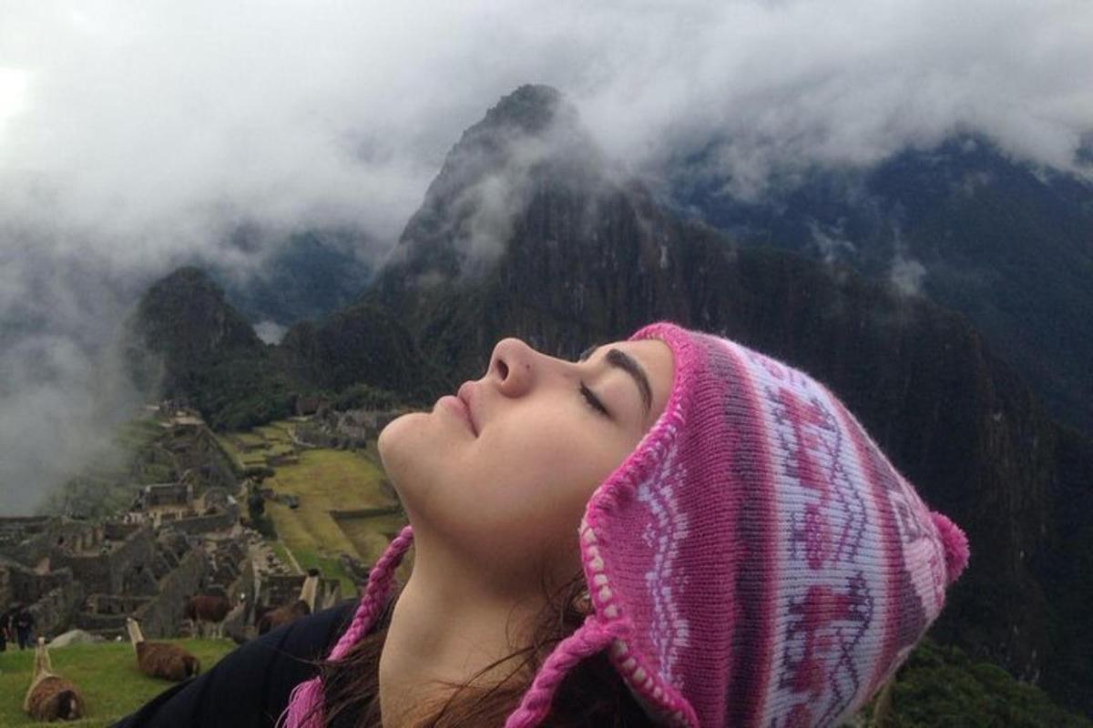 una donna sta guardando una montagna