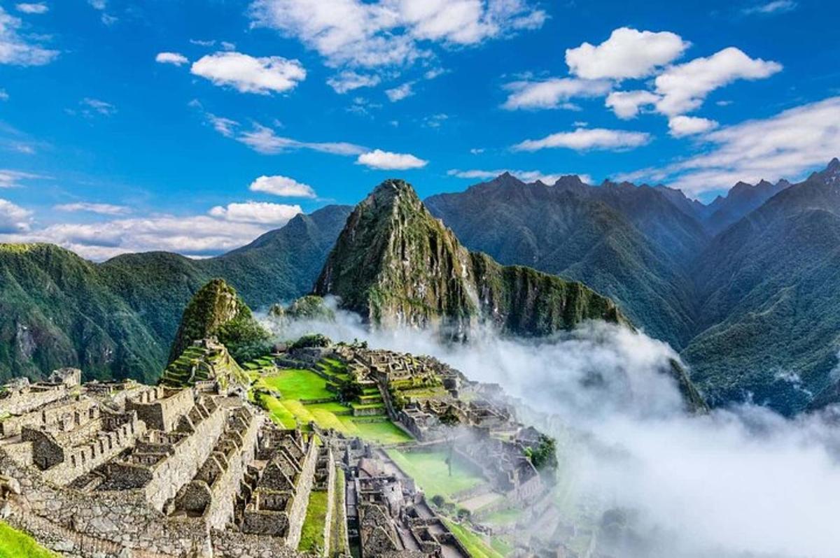 isang view ng machu picchu na may mga bundok sa background