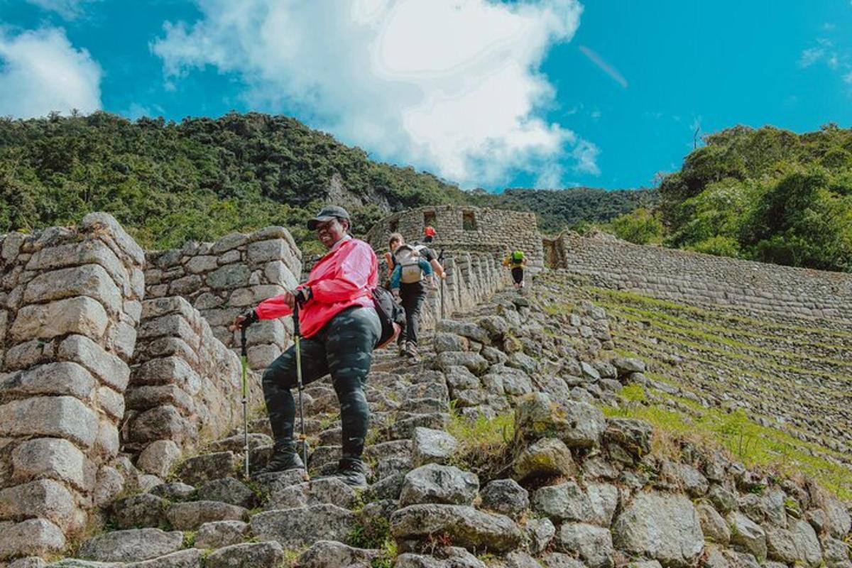 um homem em pé sobre as ruínas de um muro de pedra