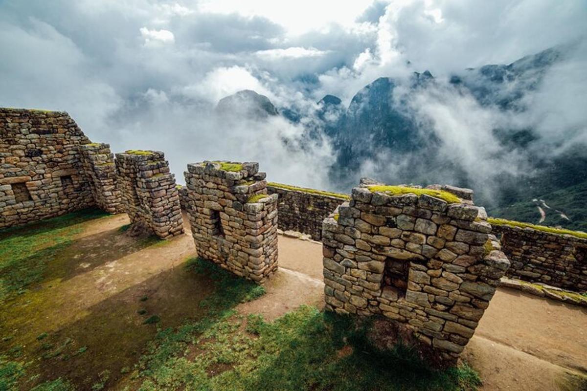 um grupo de edifícios de pedra no topo de uma montanha
