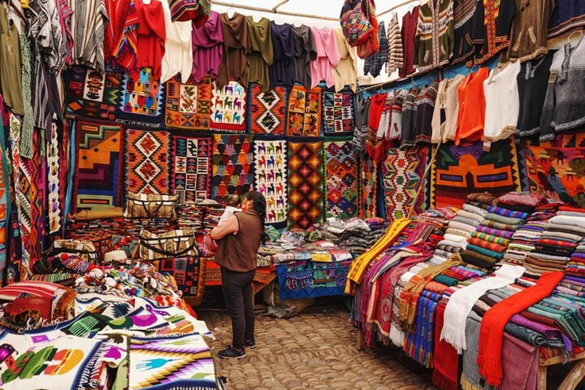 o femeie stă într-o piață cu un stand