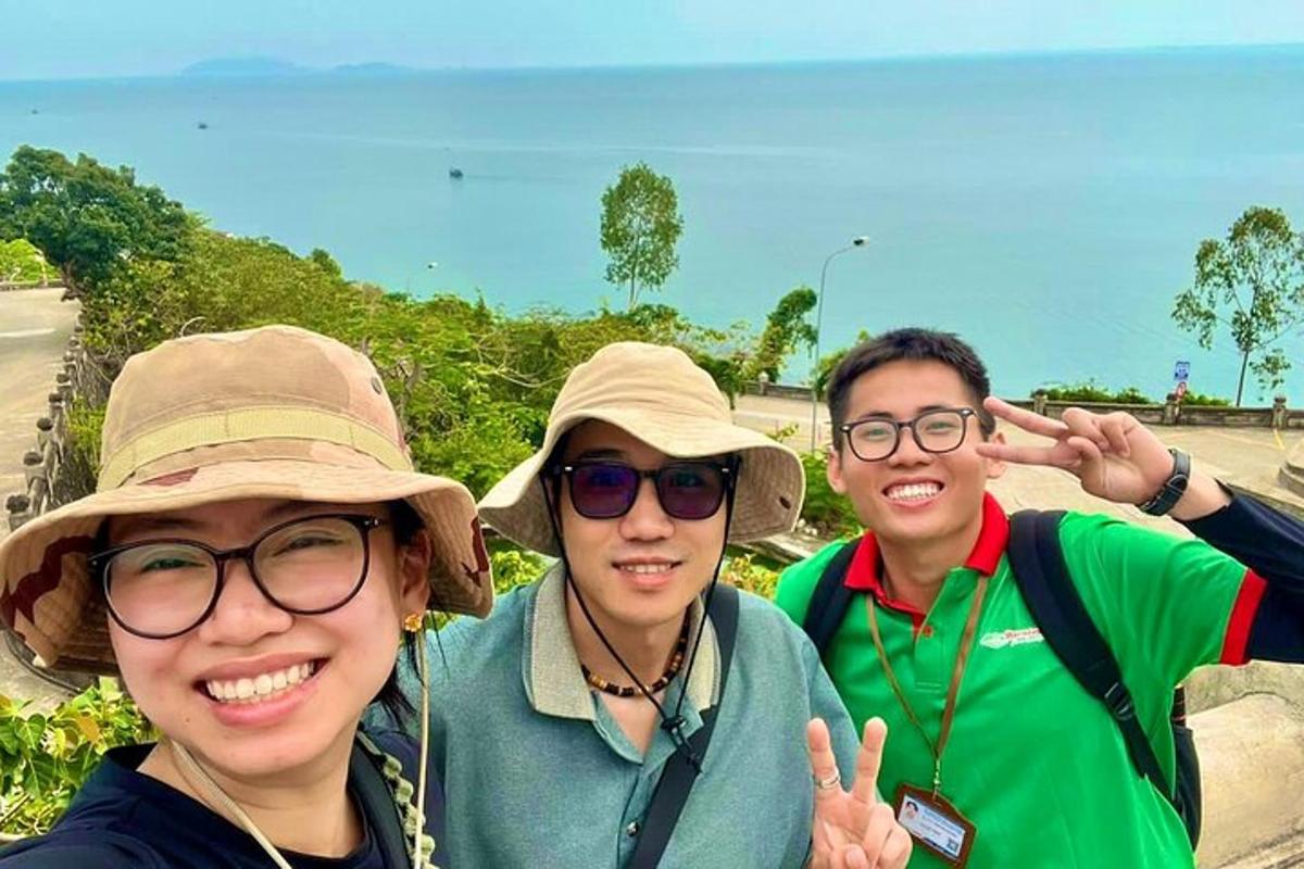 tre persone che indossano cappelli posano per una foto