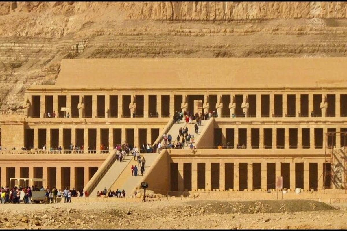 مجموعة من الأشخاص يقفون خارج المبنى