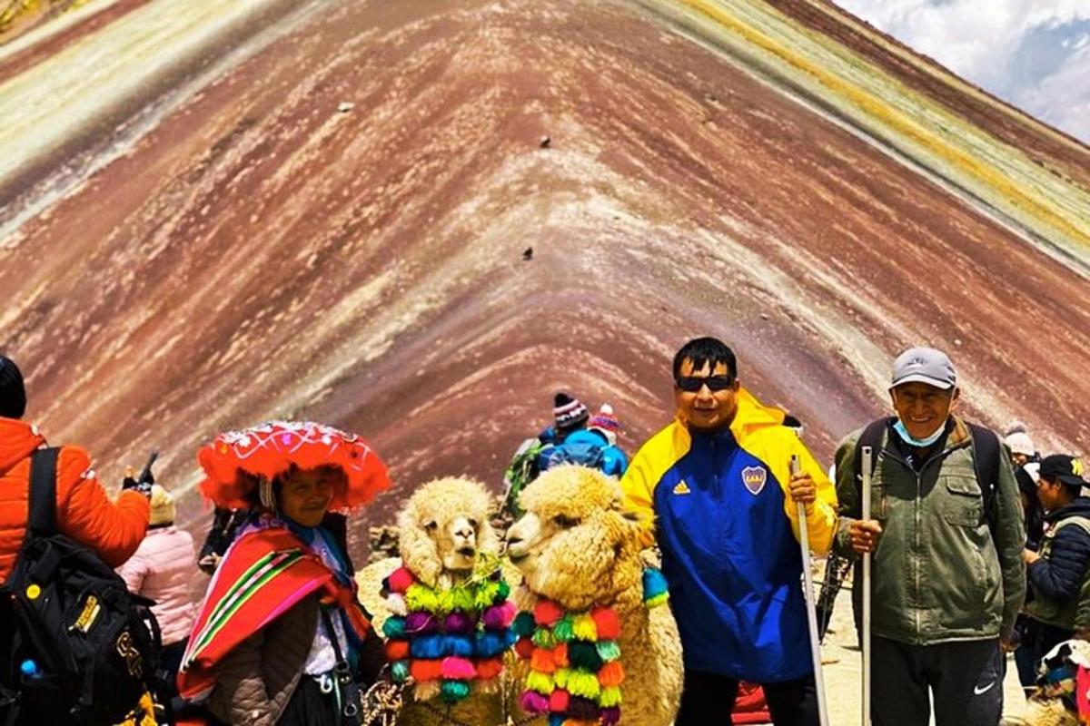 група людей, що стоять перед пірамідою