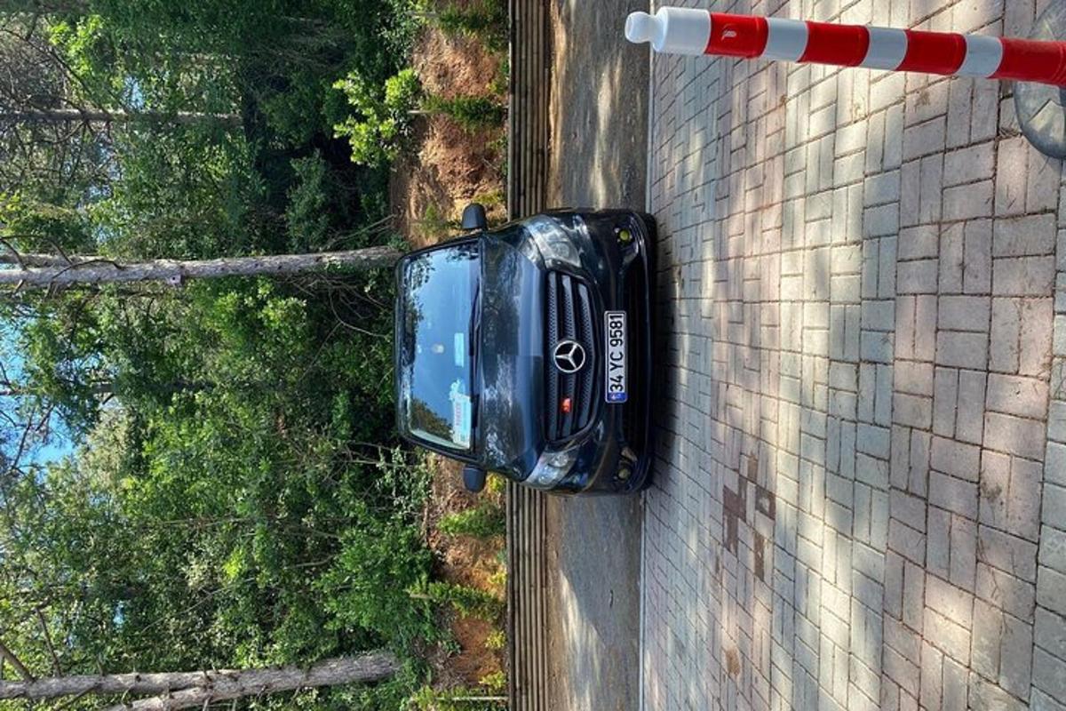 egy falról lelógó autó légifelvétele