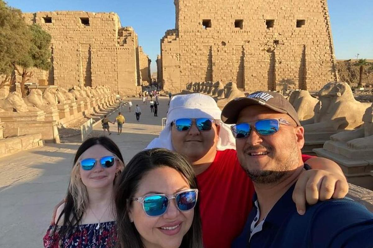 un gruppo di persone in posa davanti a un edificio