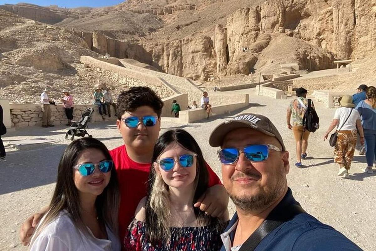 en gruppe mennesker poserer for et bilde ved pyramidene