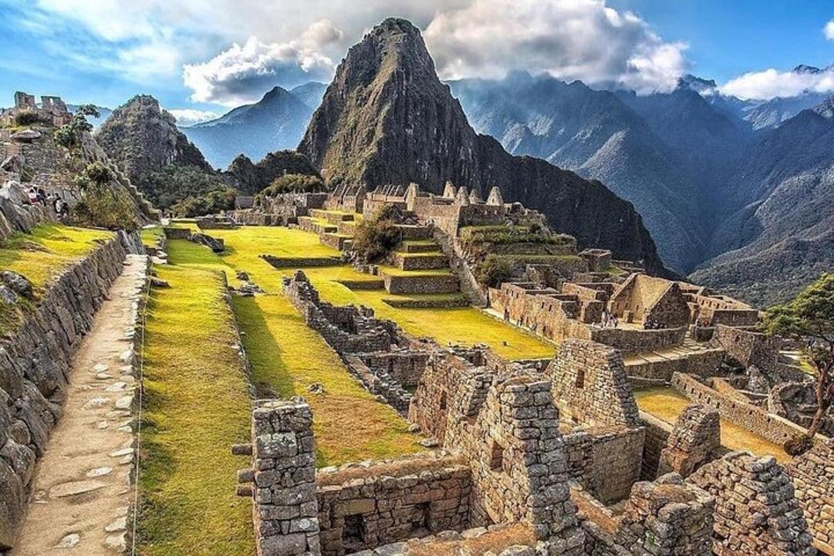 una città antica con una montagna sullo sfondo