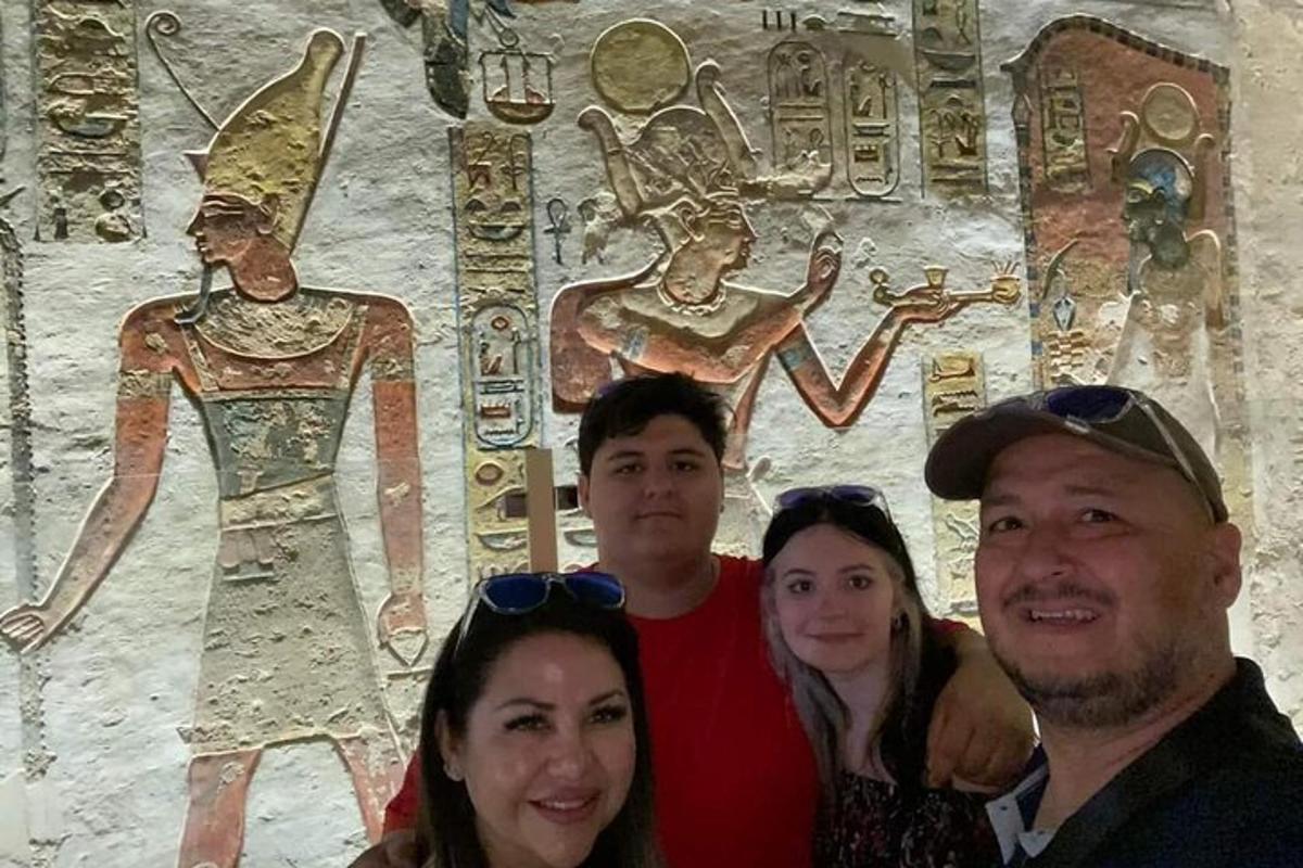 un gruppo di persone in piedi davanti a un muro