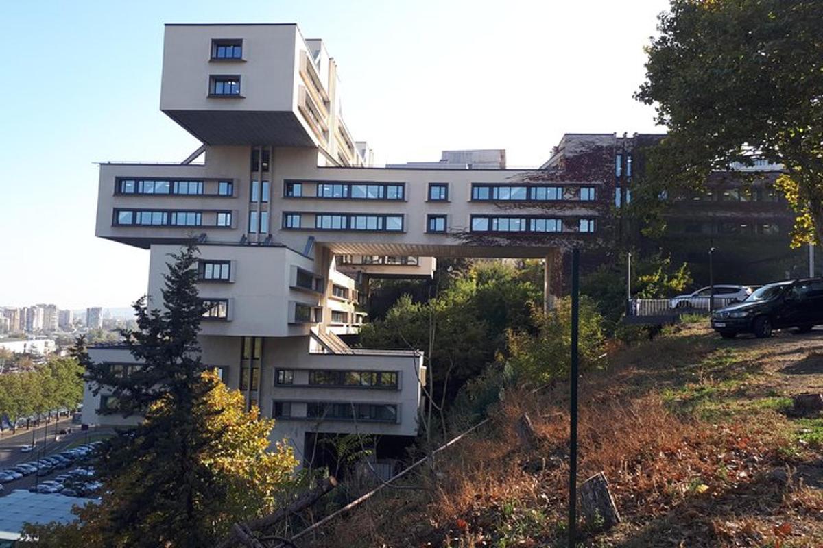 un edificio en la ladera de una colina