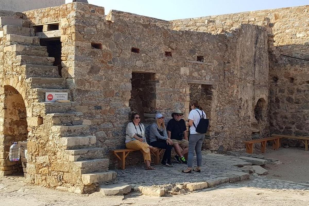 grupp inimesi, kes istuvad hoone ees