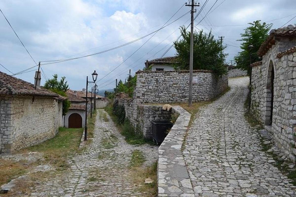 un vicolo con edifici in pietra e una strada