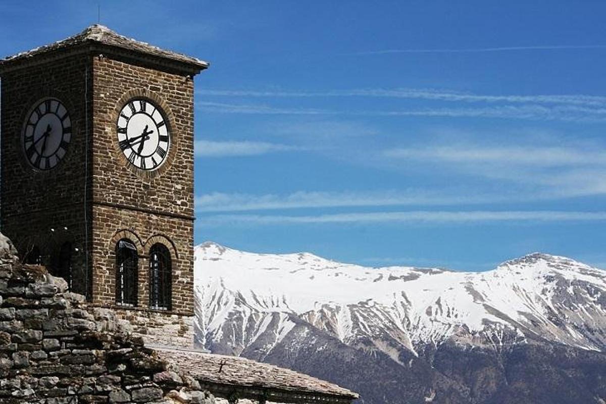 una torre del rellotge al cim d'una muntanya nevada