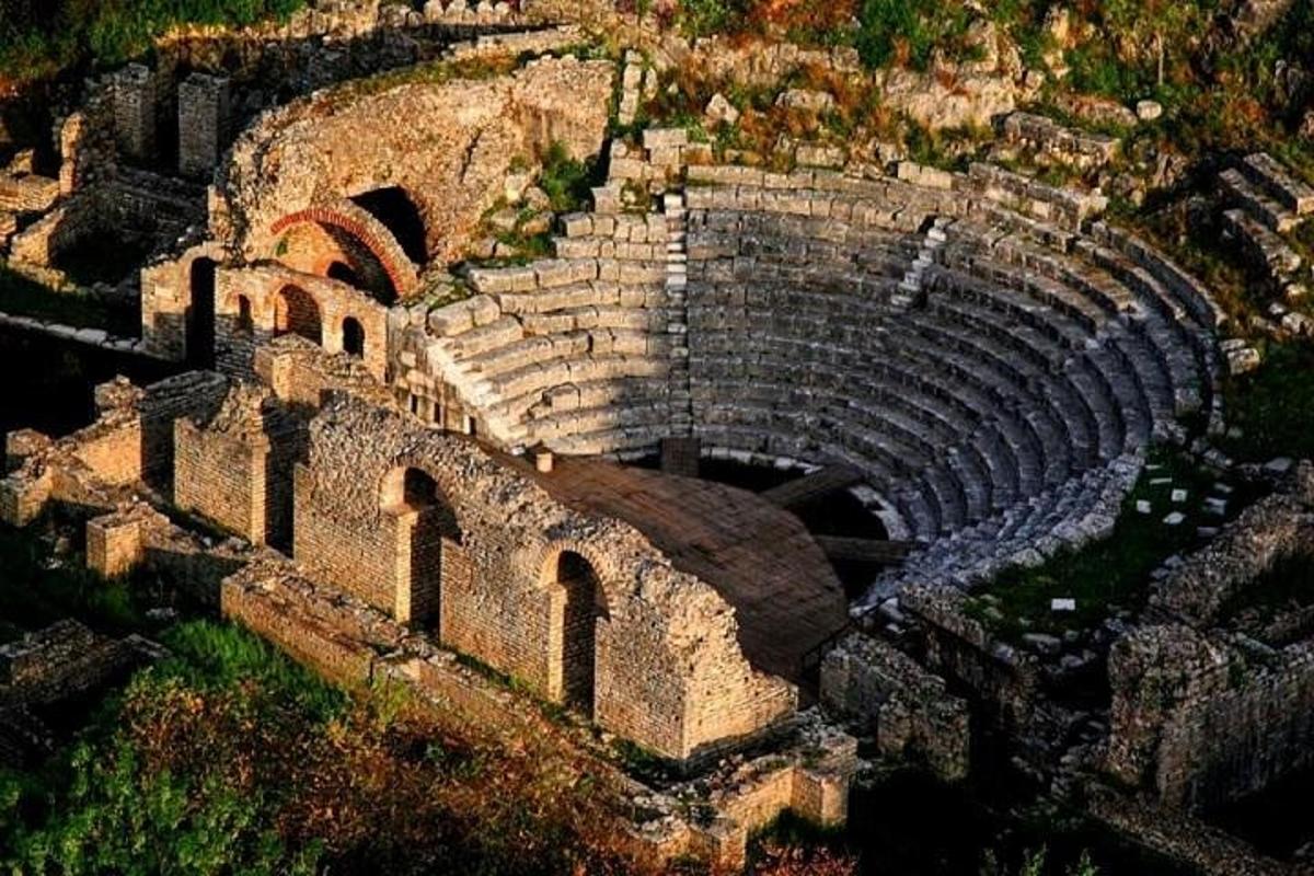 una vista aerea di un anfiteatro