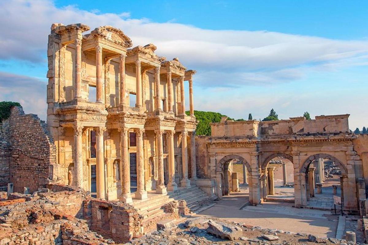 antiche rovine di un edificio e di un arco in una città