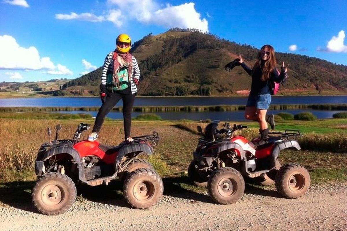 una dona dreta a la part posterior de dos quads