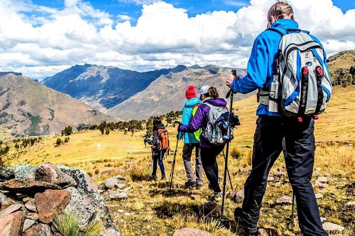 un grupo de personas caminando por una montaña