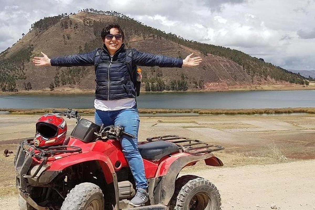 una dona asseguda en un quad amb els braços estesos
