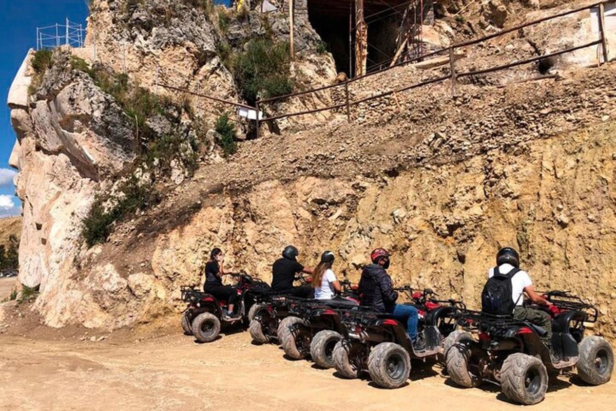 un grup de persones que condueixen quads per un camí de terra