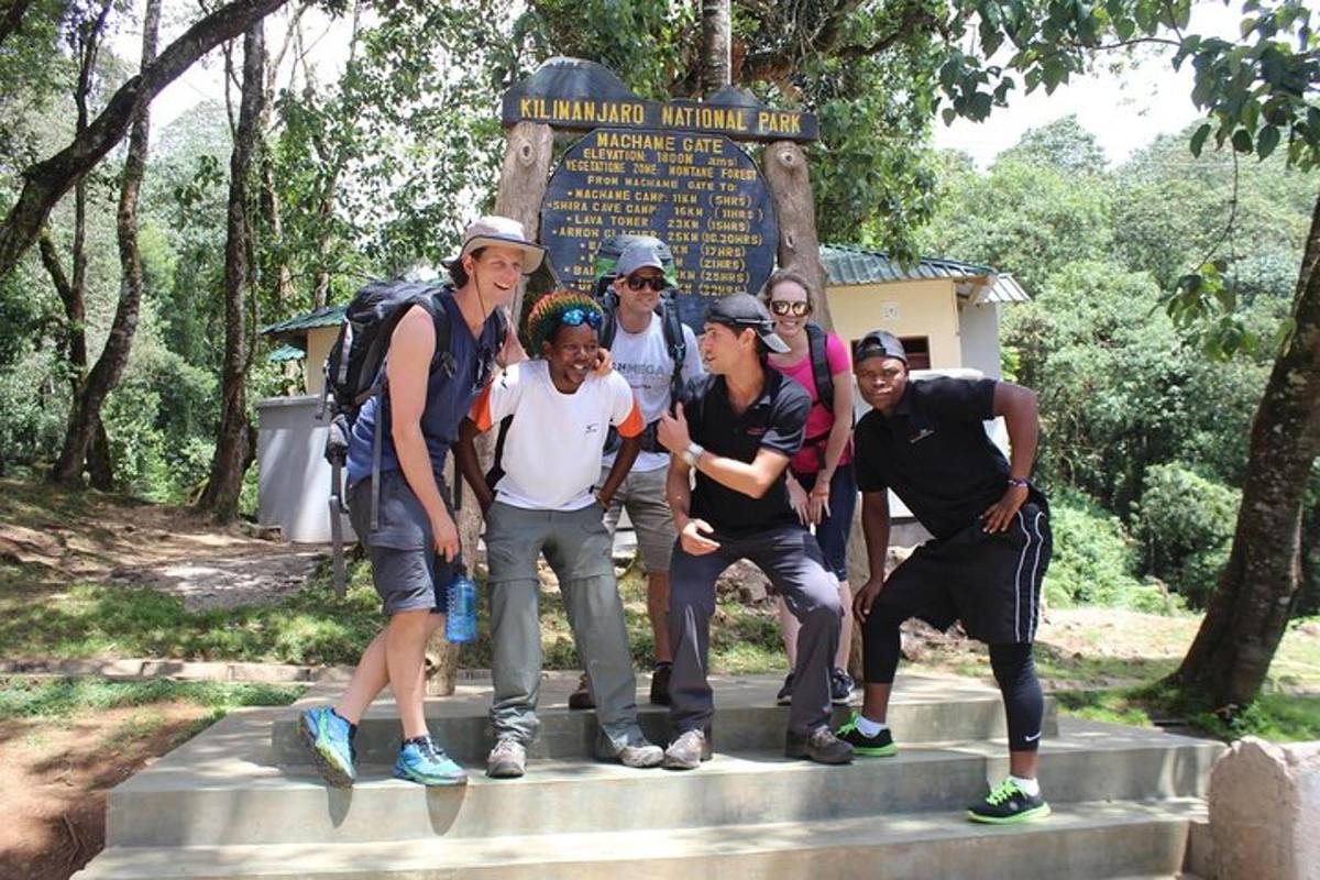 um grupo de pessoas em pé em frente a uma placa