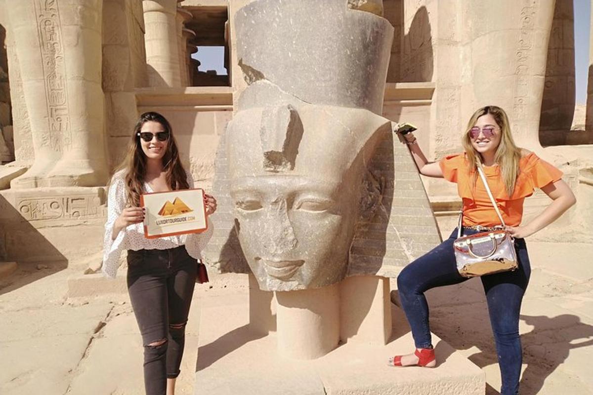 Dos mujeres de pie frente a una estatua