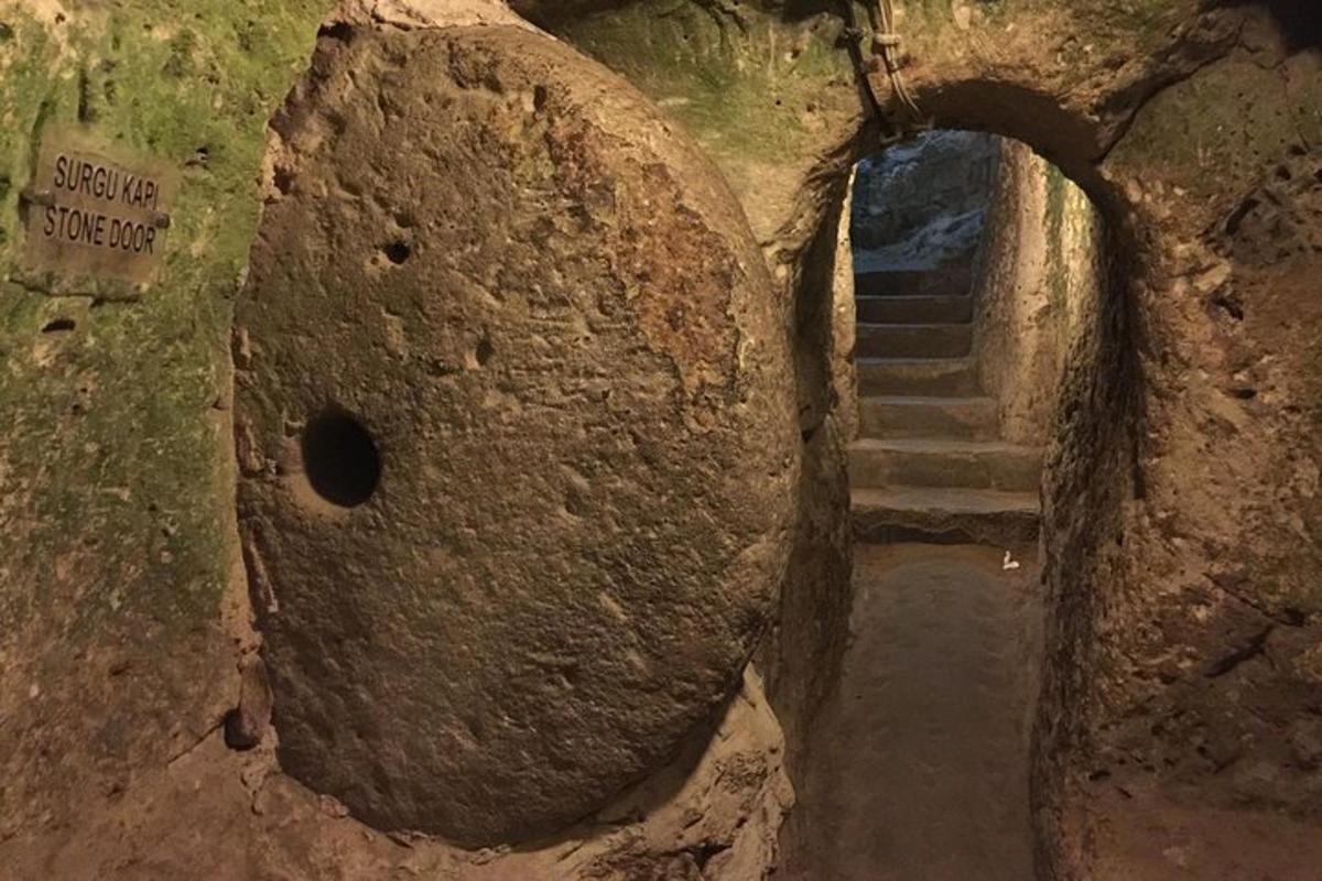 kamenný tunel se schodištěm v jeskyni