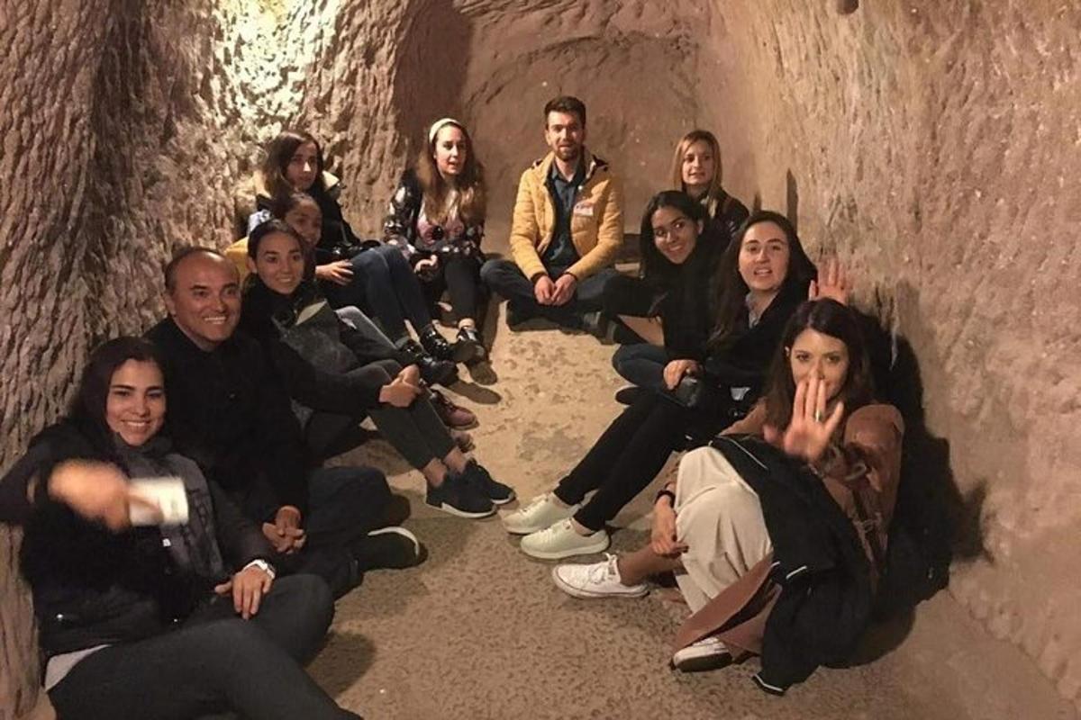 grupp inimesi poseerib koopas pildi jaoks