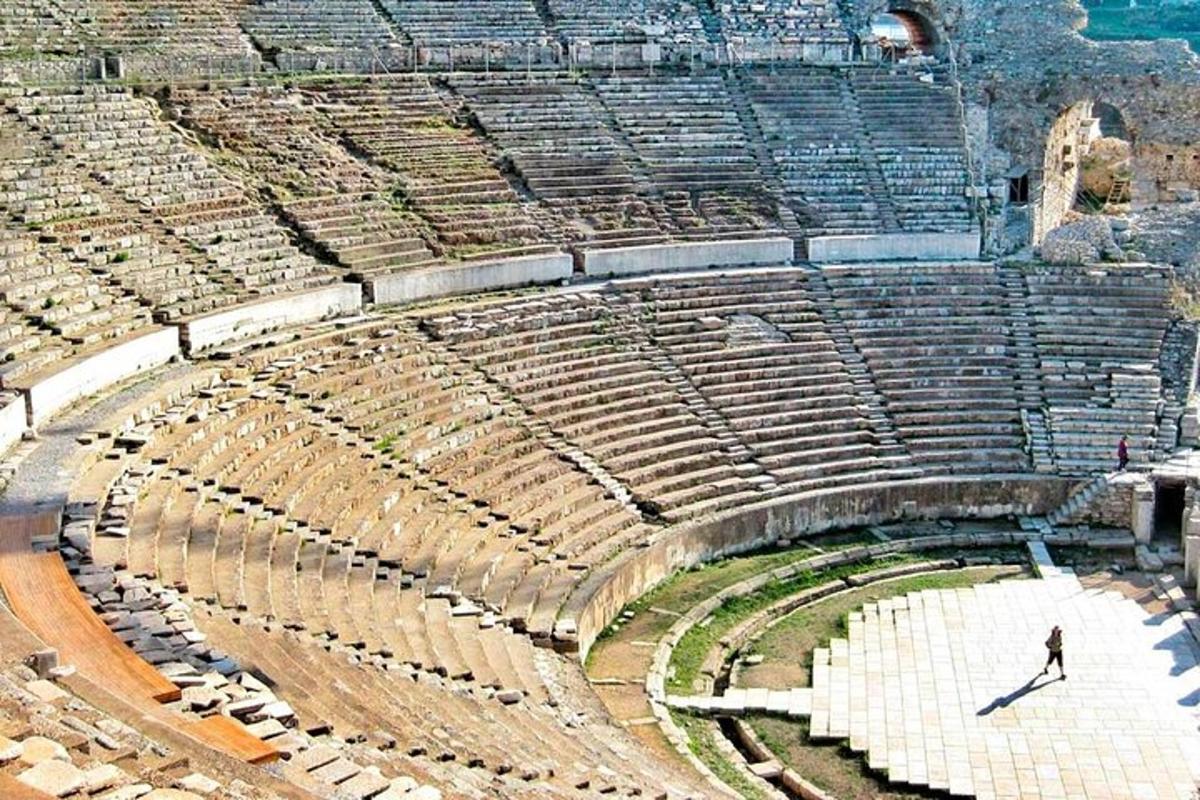 ein leeres Amphitheater mit einem Mann darin