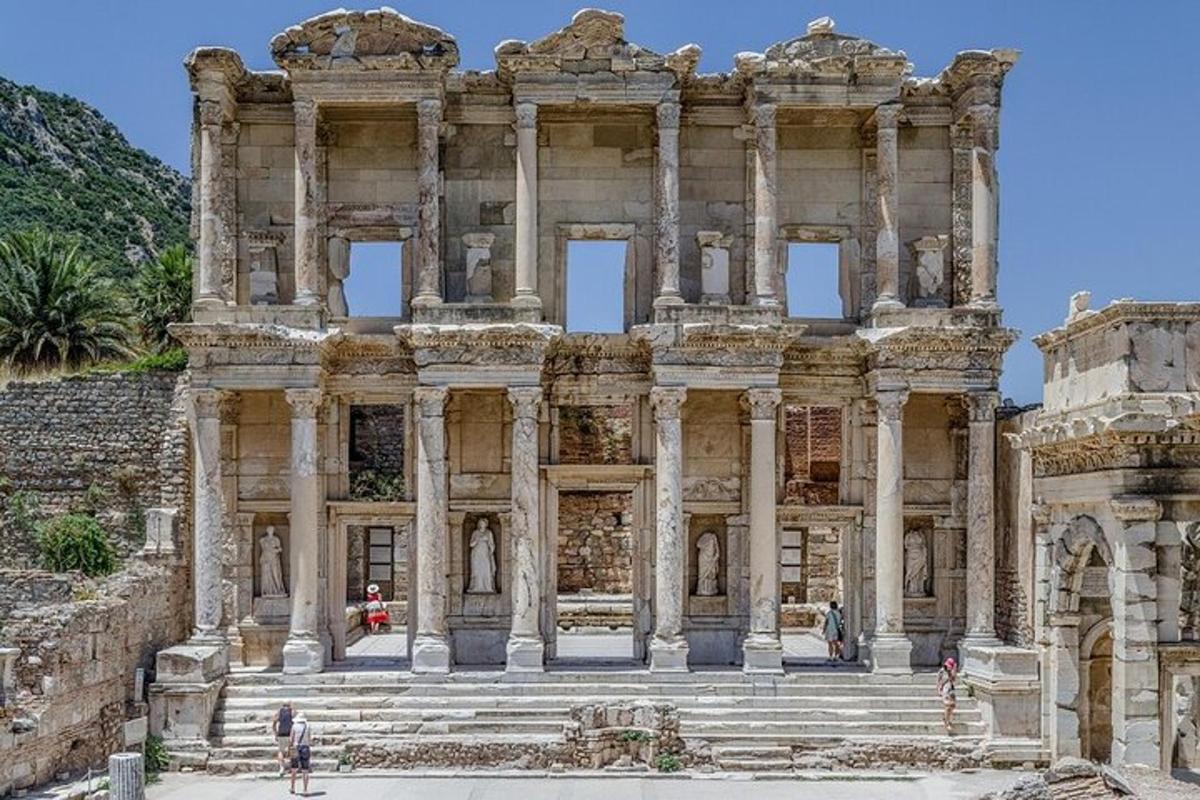 un edificio con persone in piedi di fronte