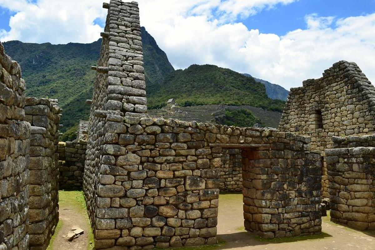 bangunan batu lama dengan latar belakang gunung