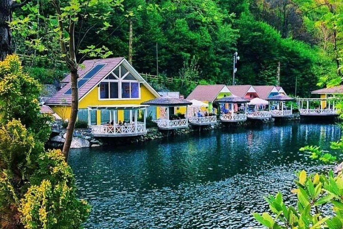 deretan rumah yang terletak di atas air