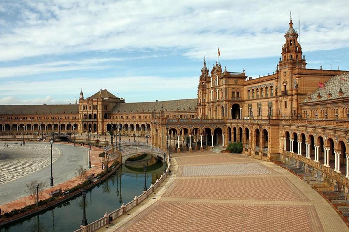 un grande edificio con un canale di fronte