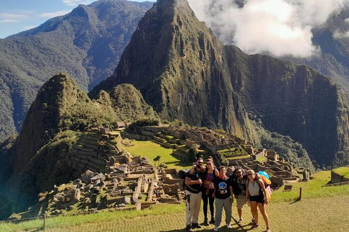 un gruppo di persone in piedi di fronte a una montagna