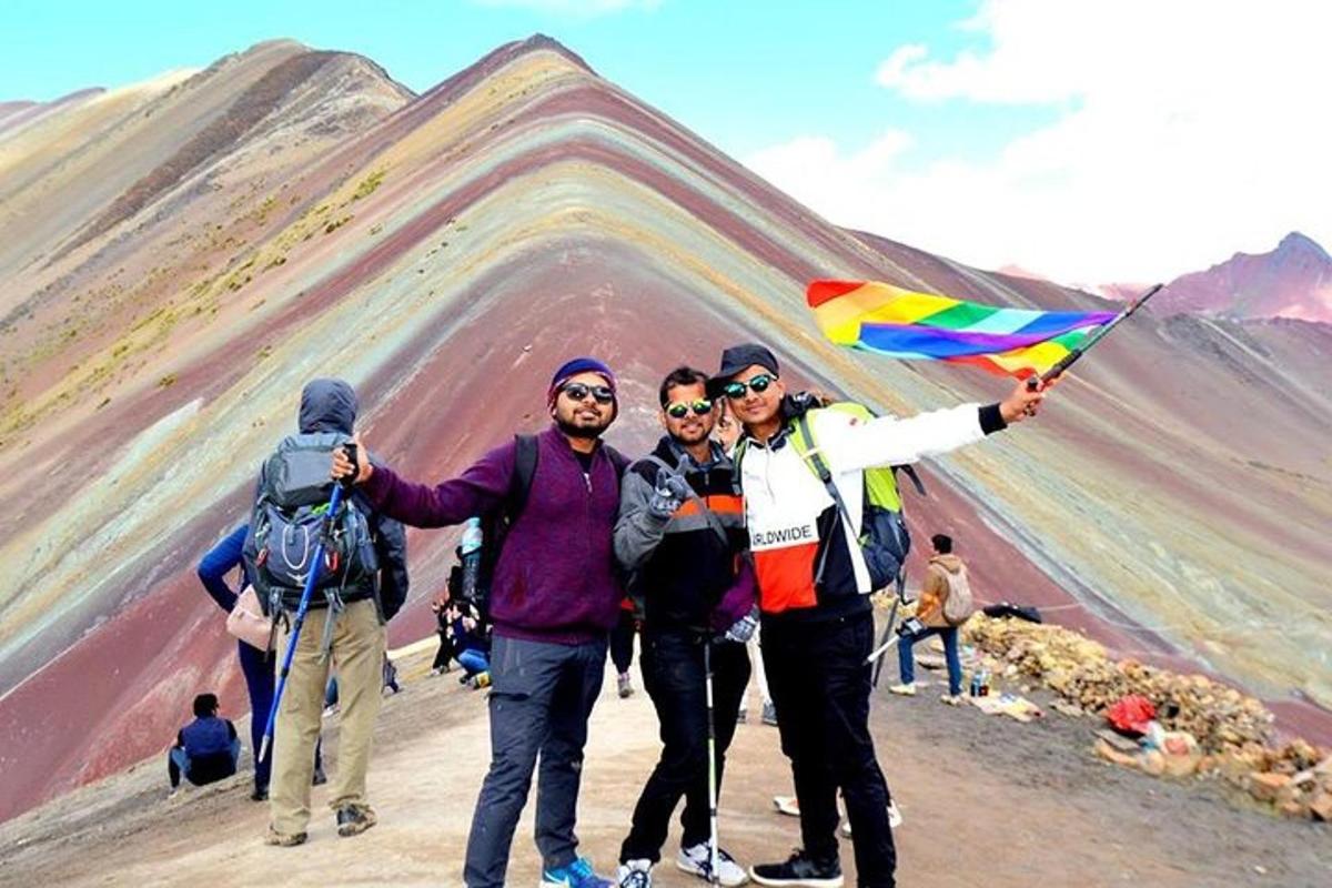um grupo de pessoas em pé em frente a uma montanha