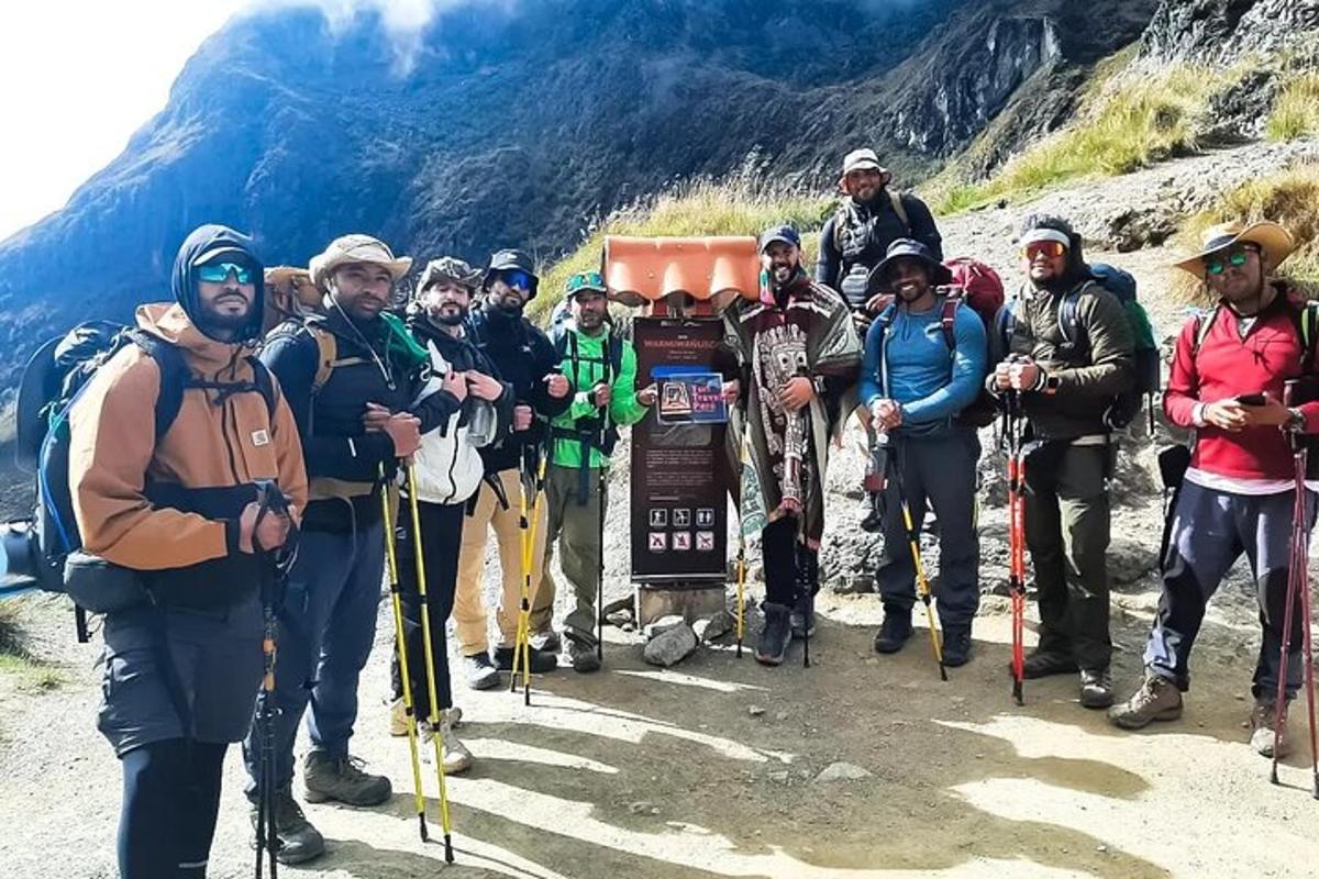 Un grupo de personas posando para una foto en una montaña.