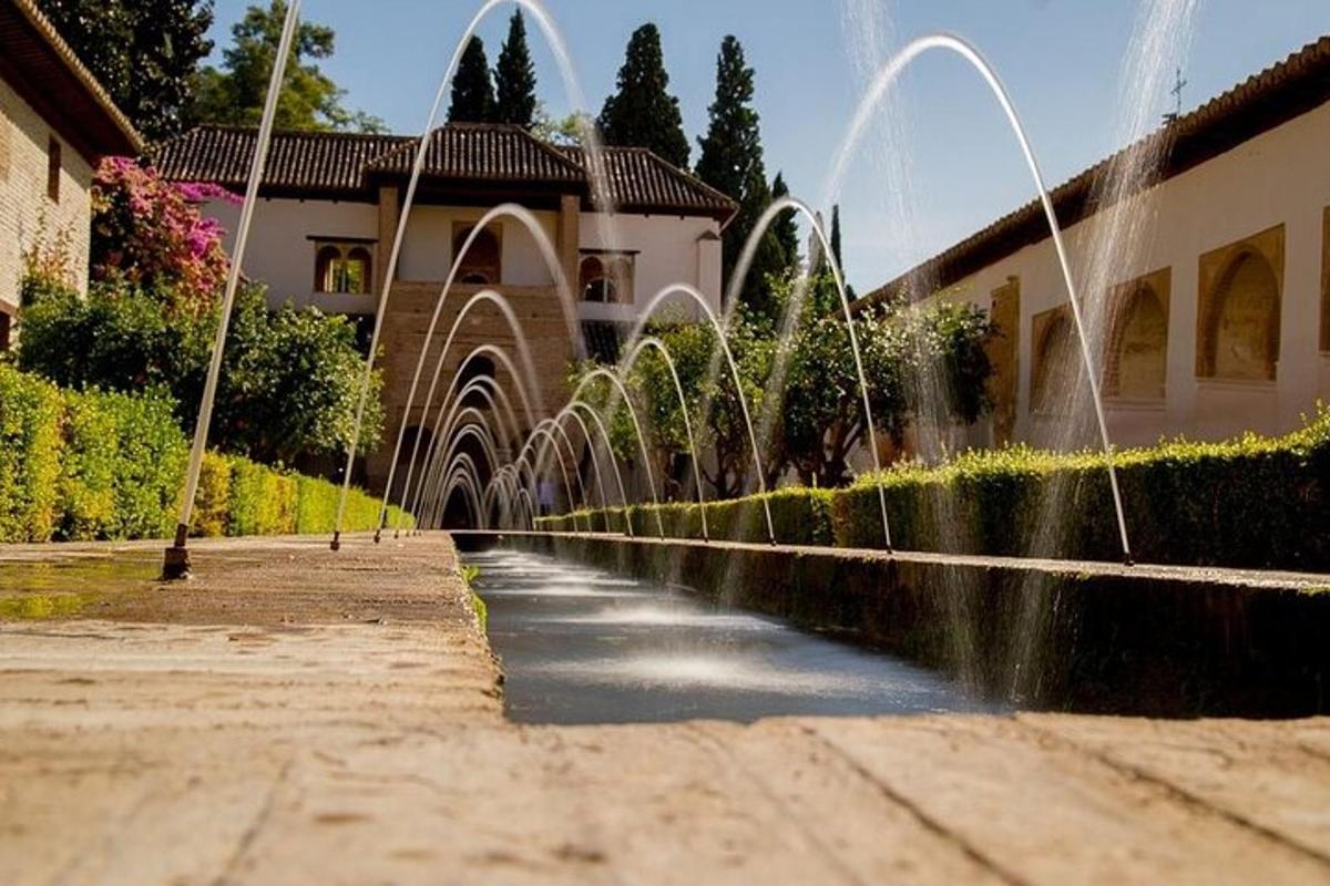نافورة في وسط شارع مع مبنى