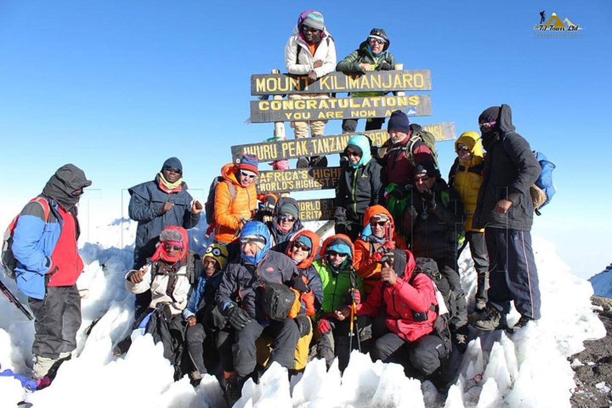 un gruppo di persone in piedi sulla cima di una montagna