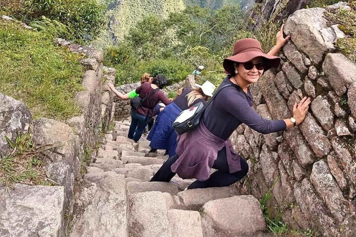 eine Gruppe von Menschen, die eine Steintreppe hinaufgehen