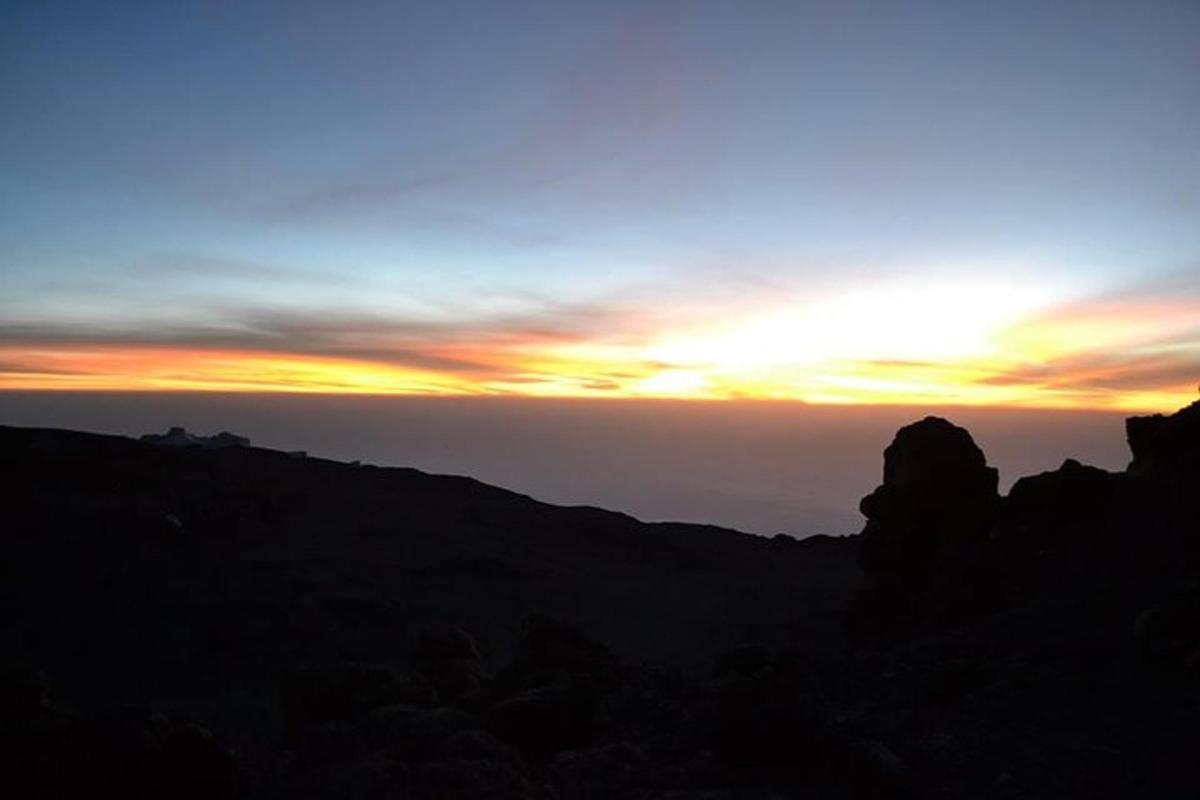 un tramonto in montagna con il sole che tramonta
