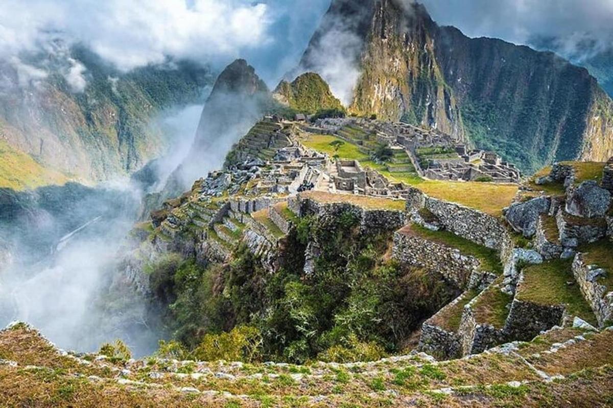 una vista delle rovine di Machu Picchu su una montagna