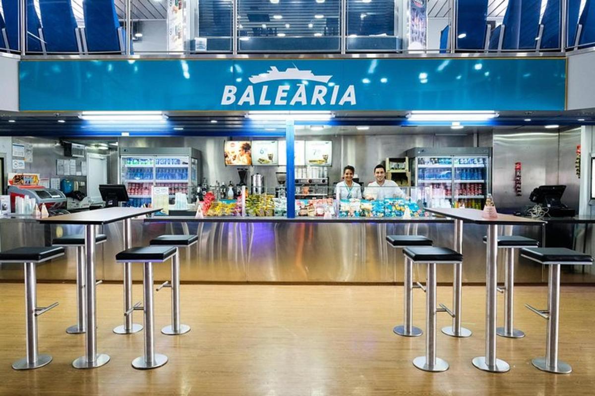 restavracija s štirimi barskimi stoli pred pultom
