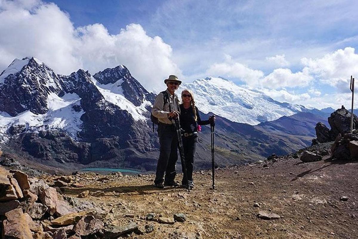 un uomo e una donna in piedi sulla cima di una montagna
