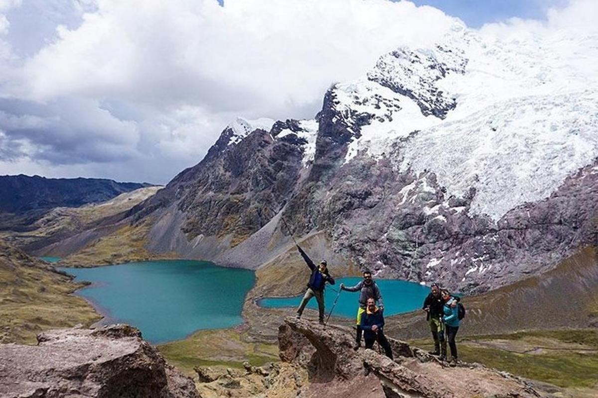 un gruppo di persone in piedi sulla cima di una montagna